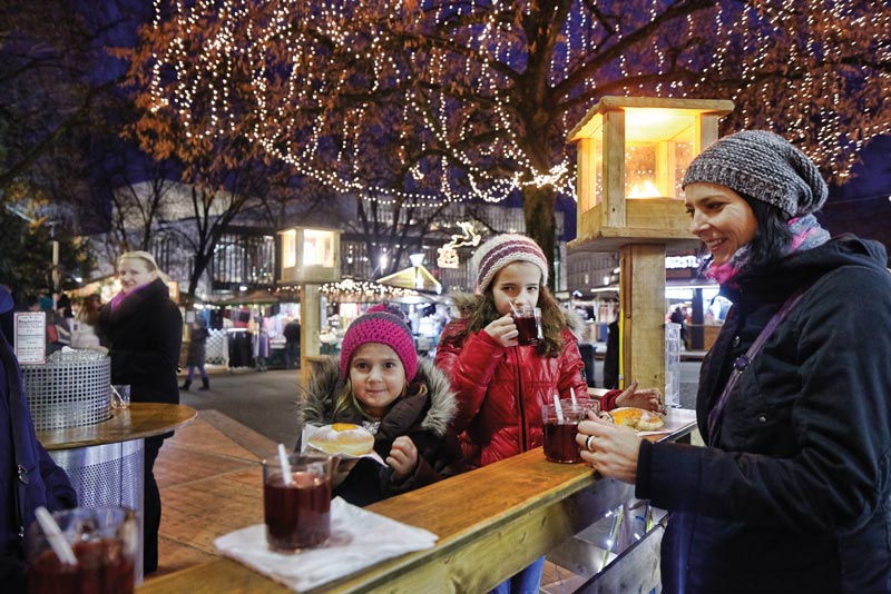 Familie am Adventmarkt im Volksgarten Linz zoefotografie