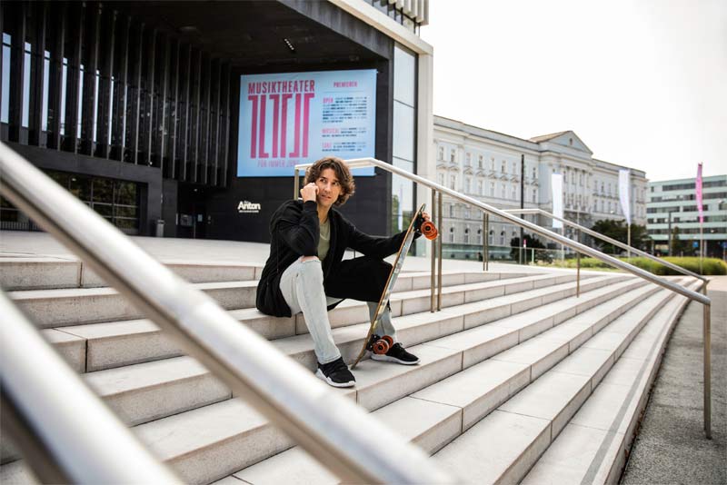 Skater vor Musiktheater Linz c linztourismus Ropert Josipovic